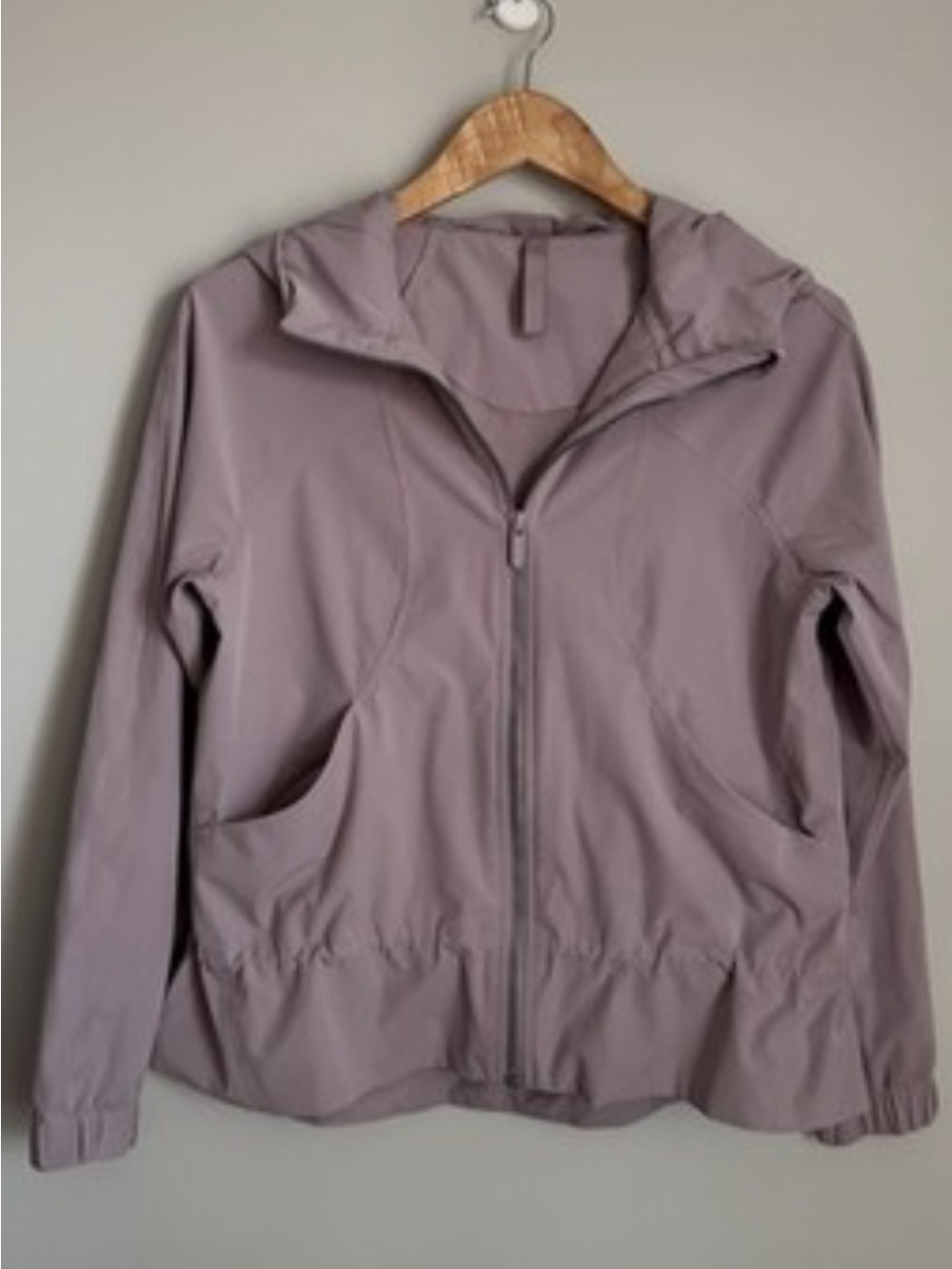 Lululemon Pack it Up“ windbreaker and match Lulu cropped leggings smoky quart